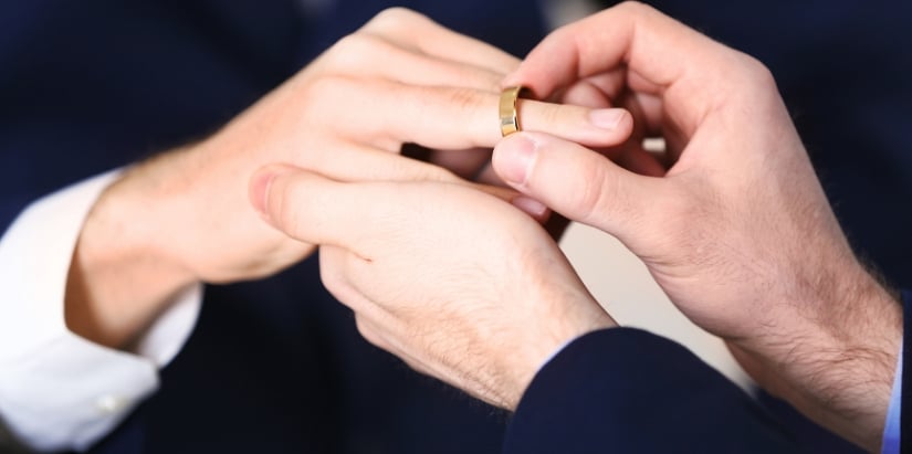 Quelqu'un qui passe la bague au doigt d'une personne