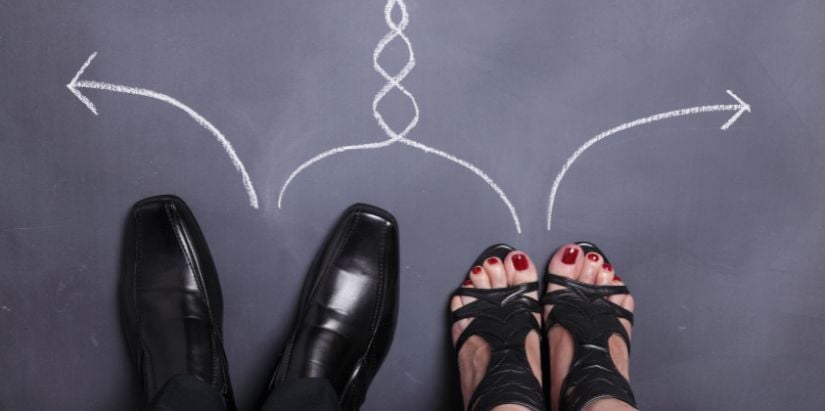 Des pieds avec des flèches pour montre une séparation de corps