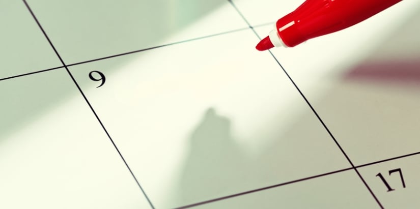 Un calendrier avec un stylo pour cocher un jour