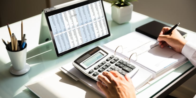Une personne qui fait des calculs et qui prend des notes