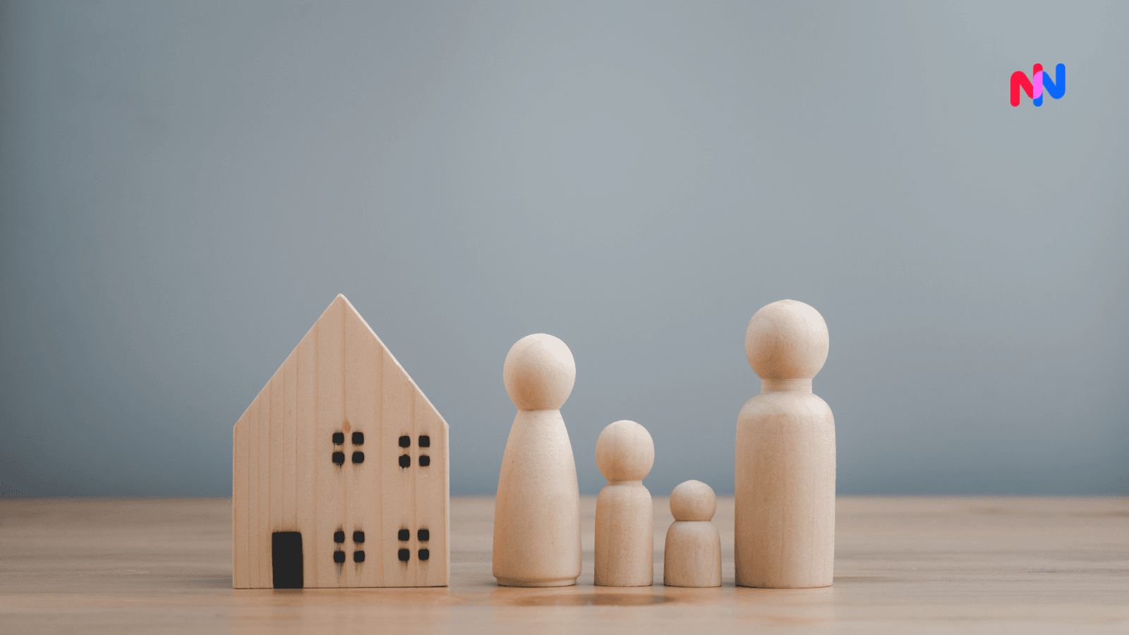 Des statuettes en bois signifiant une famille et une maison