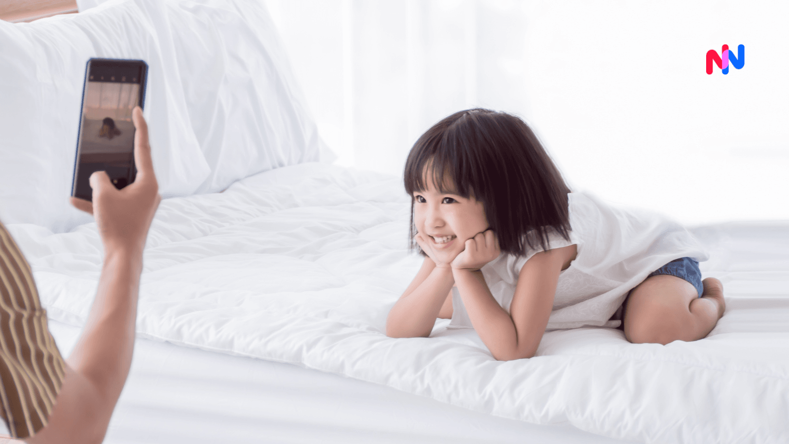Une enfant qui est prise en photo avec un téléphone