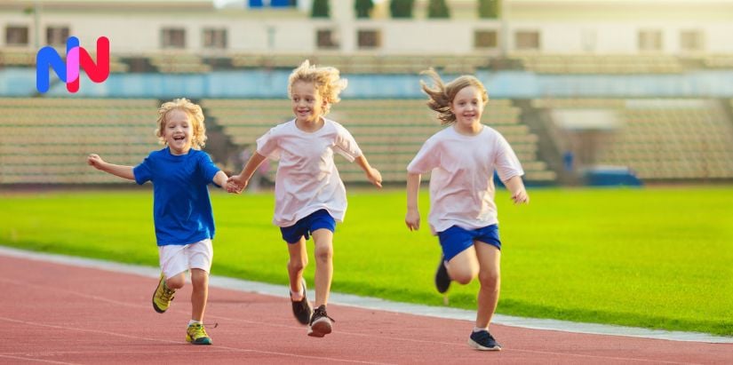 Des enfants qui courent sur une piste