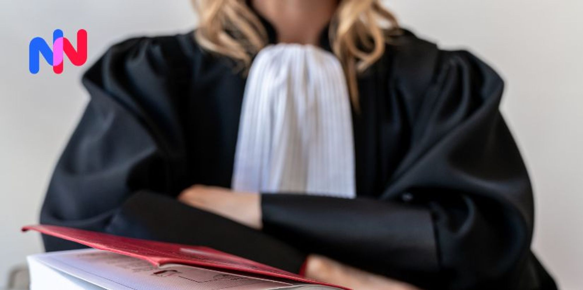 Une avocate qui croise les bras, avec un code civil
