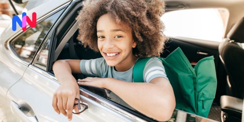 Un enfant dans une voiture