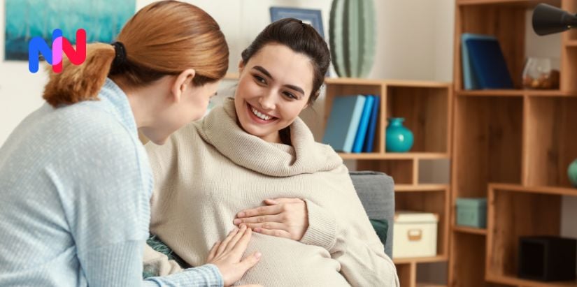 Une femme enceinte et une autre femme