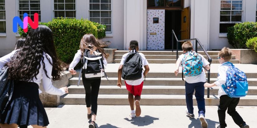 Des enfants qui vont à l'école