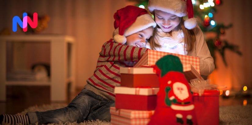 Deux enfants qui ouvrent un cadeau pour Noël