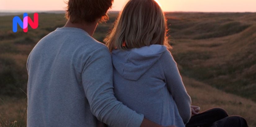 Un couple proche qui regarde le paysage