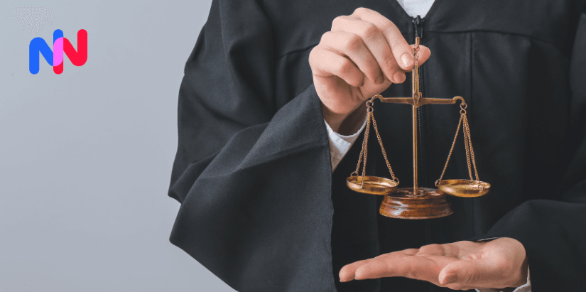 Un juge qui tient la balance de la justice
