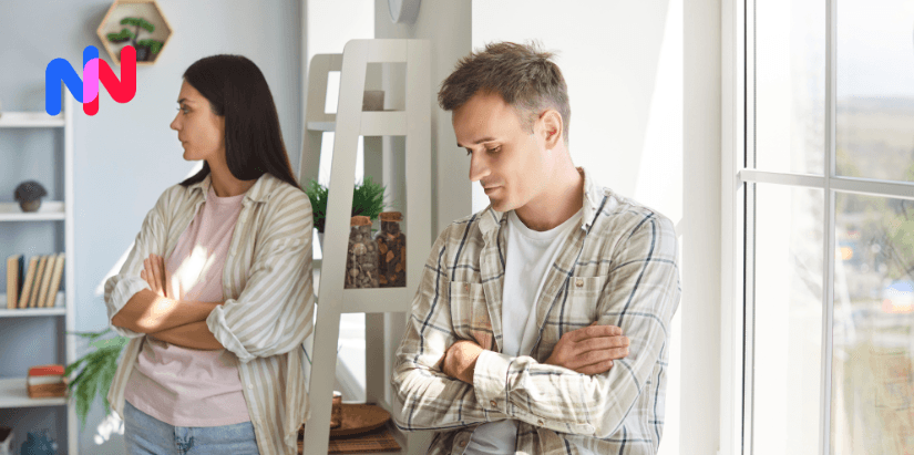 Un couple bras croisés regardant ailleurs