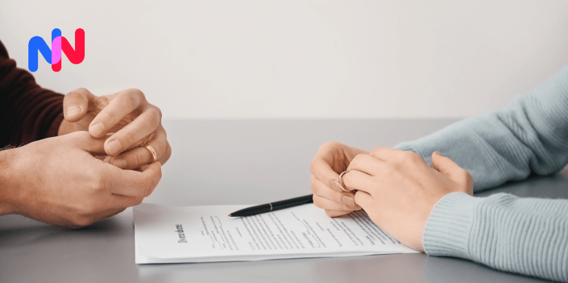 Deux personnes qui retirent leur bague avec un acte de divorce