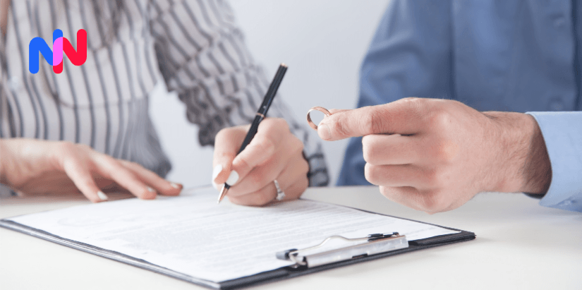 Une personne qui tient une bague et une autre qui signe un document