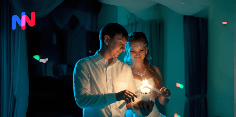 Couple qui allume des bougies ensemble