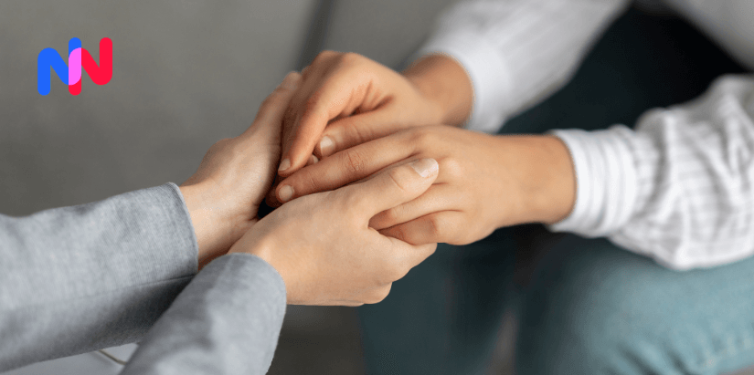 Une personne qui tient les mains d'une autre personne
