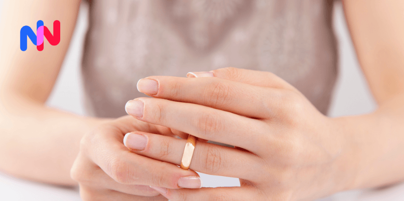 Une femme qui enlève sa bague
