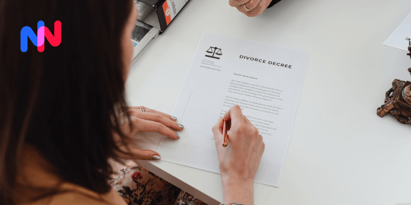 Une personne qui signe des documents