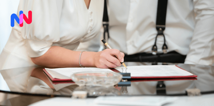 Une personne qui signe des documents