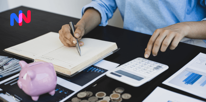 Une personne qui fait des calculs avec une calculatrice et qui prend des notes