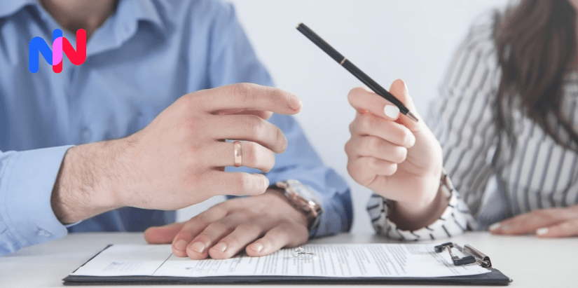 Une femme qui tend un stylo à un homme pour signer un document