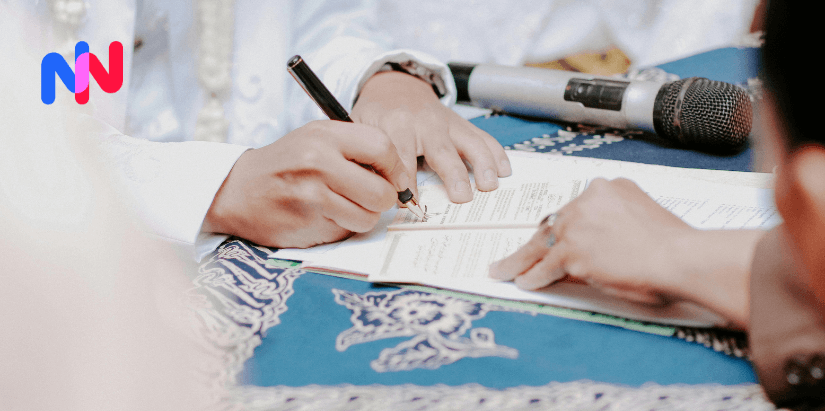 Une personne qui signe un document