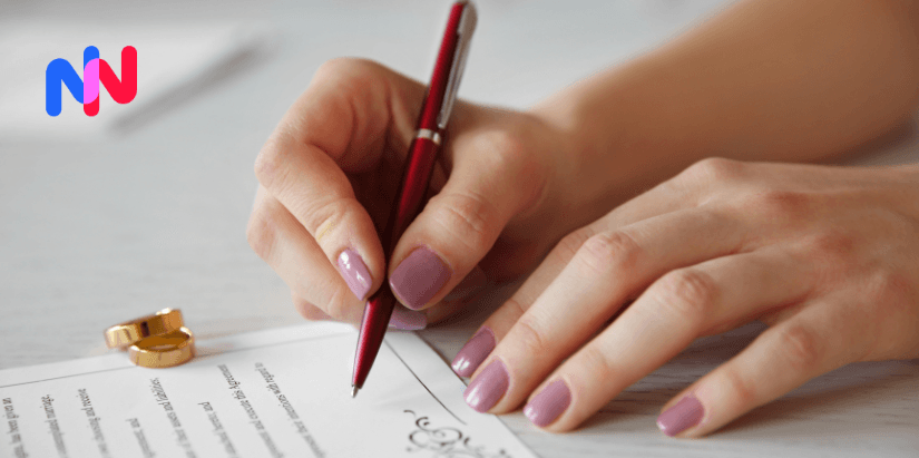 Une femme signant un contrat de mariage avec une bague sur le papier