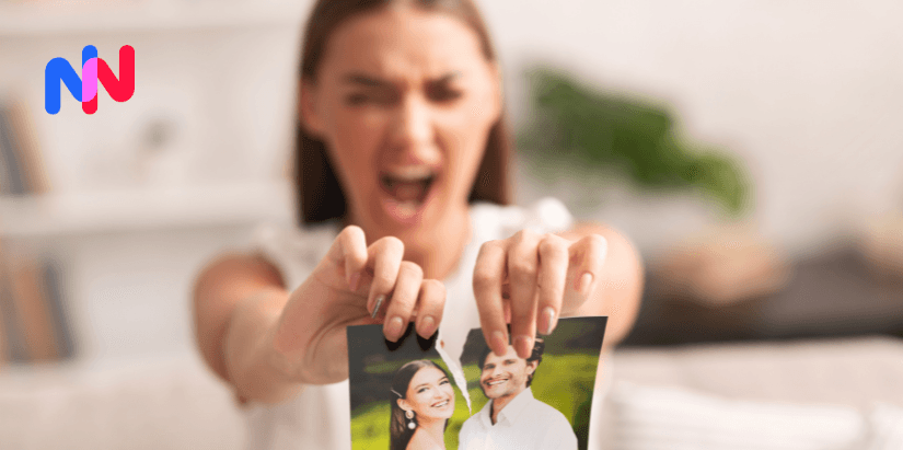 Une femme qui déchire la photo de son couple