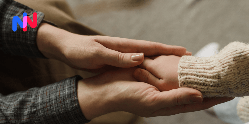 Une maman qui tient la main de son enfant