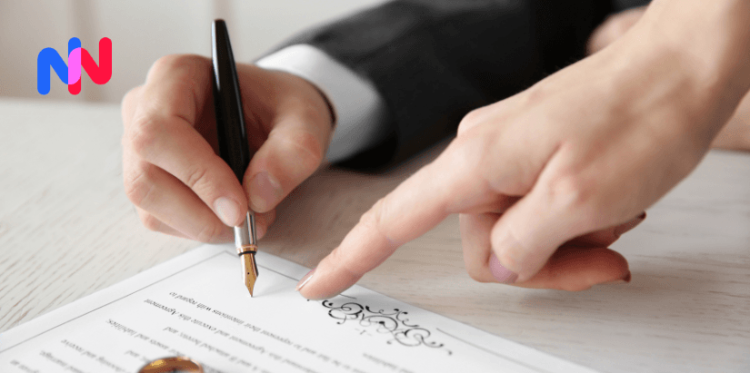 Une personne qui signe des documents