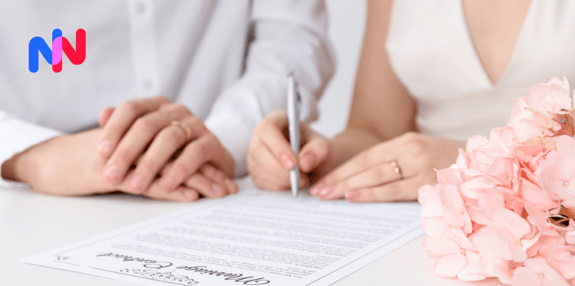 Deux personnes qui signent des documents