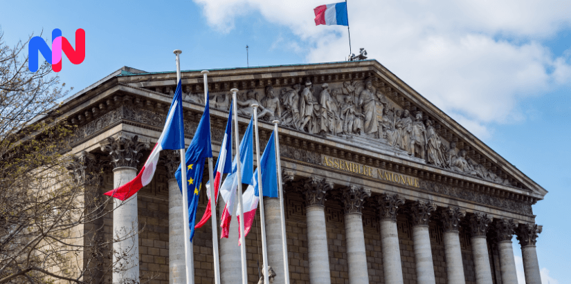 Drapeau français et européen devant l'Assemblée Nationale