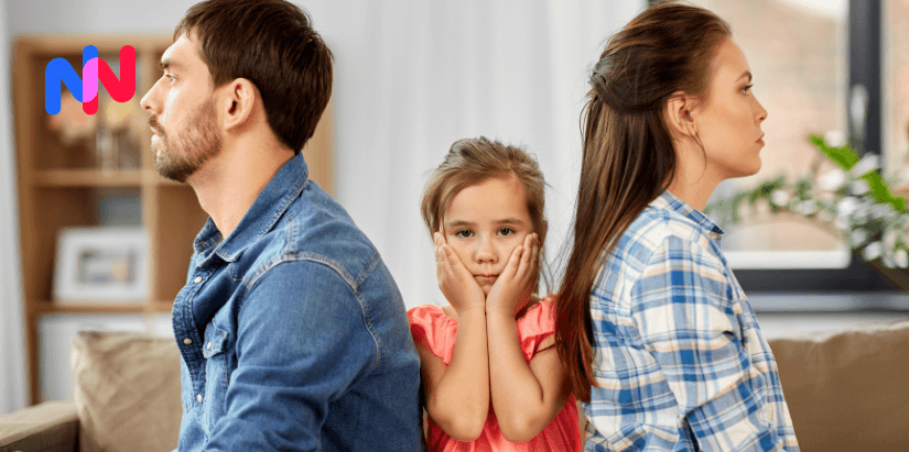 Une enfant au milieu avec ses parents dos à dos