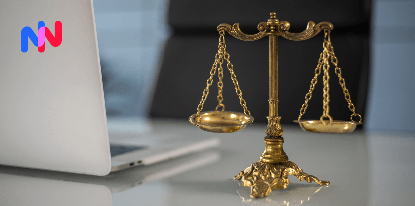 La balance de la Justice sur un bureau