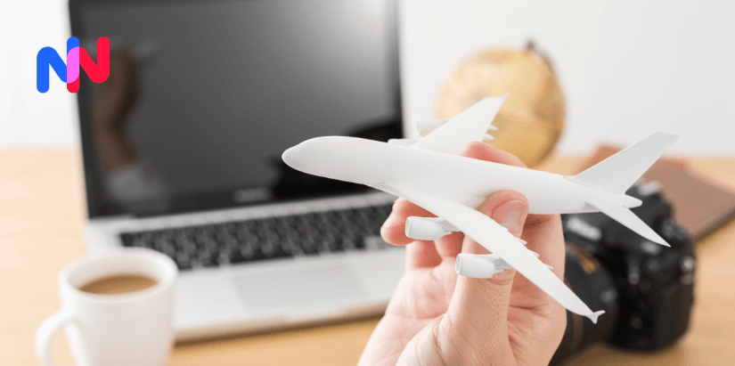 Un figurine d'avion devant un ordinateur