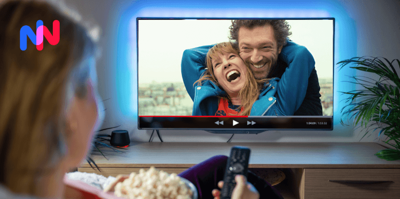Une femme qui regarde un film sur la télévision