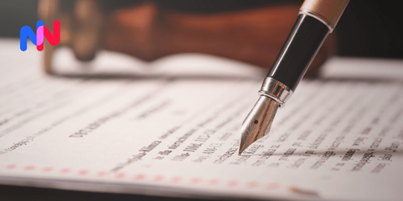 Une personne qui signe des documents