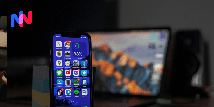 Un téléphone devant un ordinateur