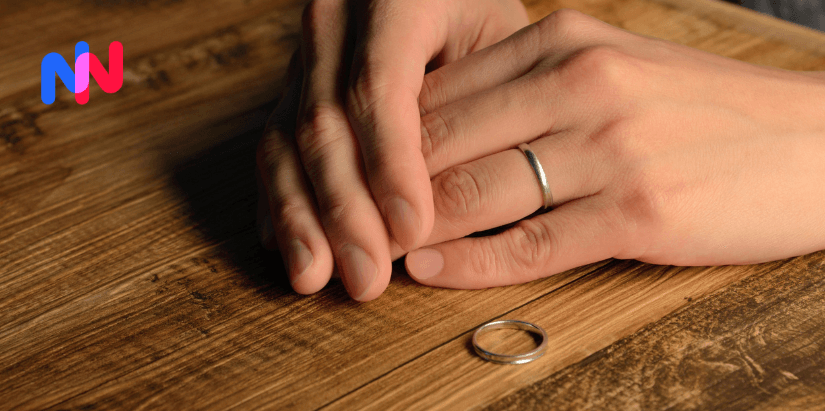 Des mains avec une bague à côté