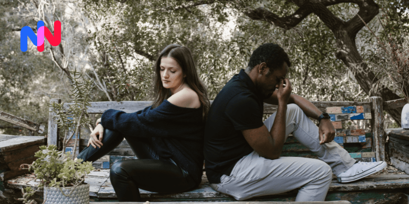 Un homme et une femme dos à dos