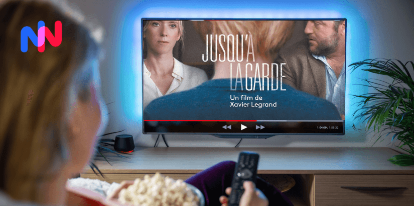 Une femme regarde le film Jusqu'à la garde sur la télévision
