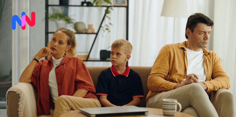 Un enfant au milieu avec ses parents dos à dos