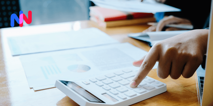 Une personne avec une calculatrice et des fiches