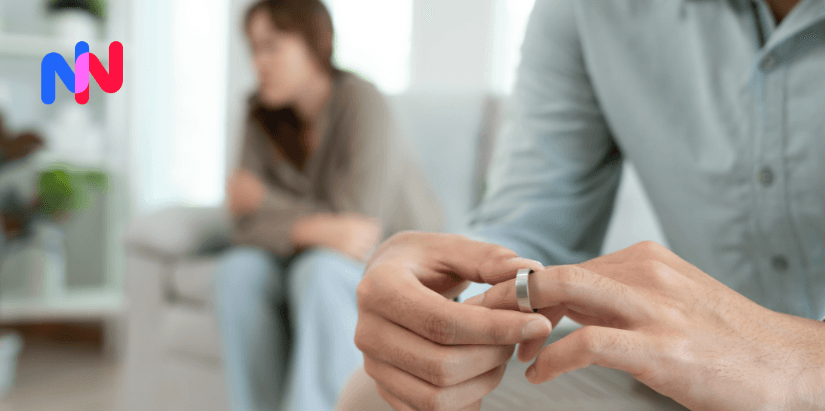 Un homme qui retire sa bague devant sa femme