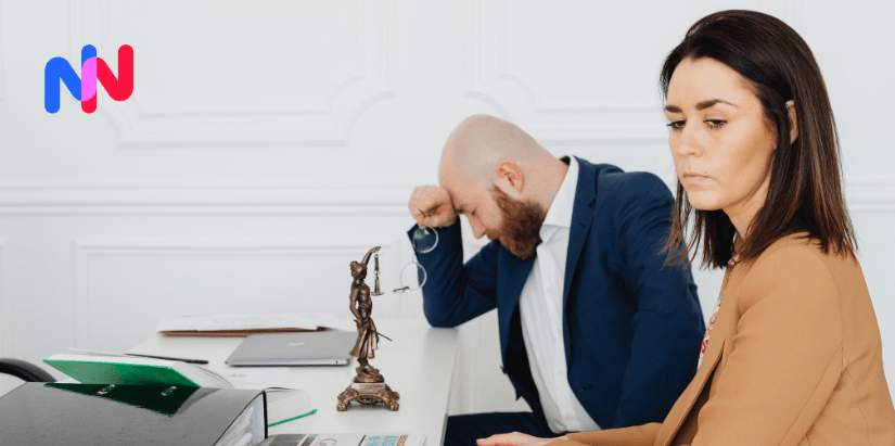 Un couple qui signent des documents et qui sont tristes