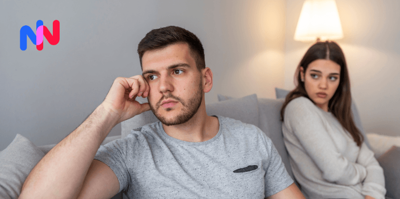 Un homme qui tourne le dos à sa conjointe