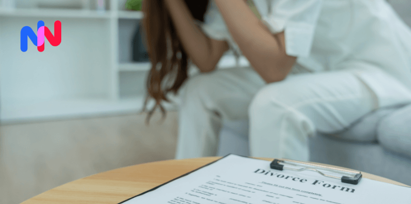 Une personne qui se tient la tête avec un document sur la table