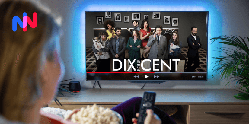 Une personne qui regarde la série Dix pour cent sur sa télé