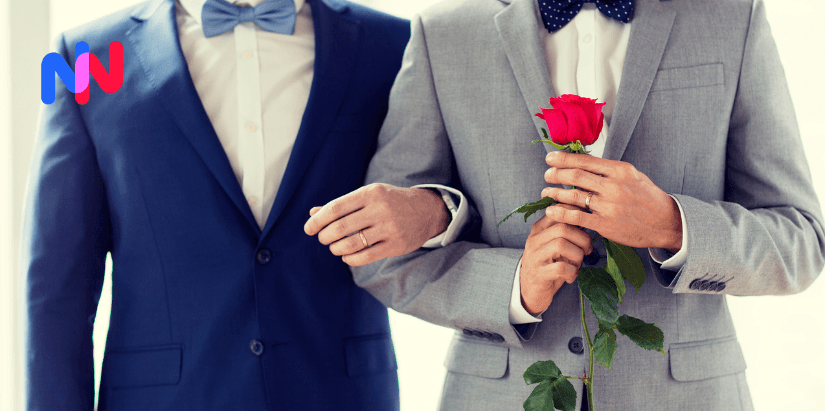 Deux personnes en costume avec une rose