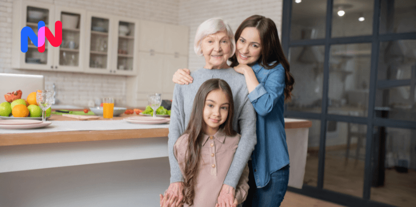 Une enfant avec sa mère et sa grand-mère