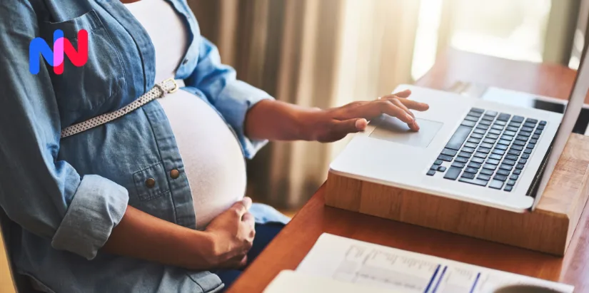 Femme enceinte sur son ordinateur